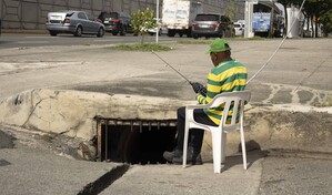 Rejilla sin protección pone en riesgo a peatones en calle de Los jardines