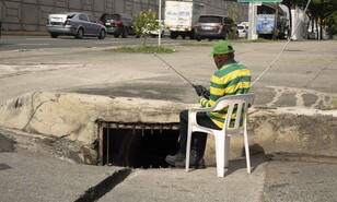 Rejilla sin protecci&oacute;n pone en riesgo a peatones en calle de Los jardines