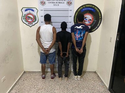 Tres hombres detenidos por microtráfico en La Vega