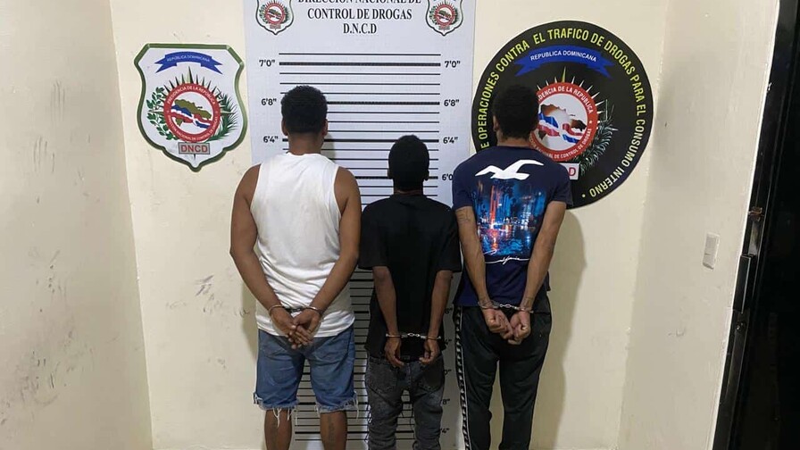 Detienen a tres hombres presuntamente vinculados a una red de microtráfico en La Vega