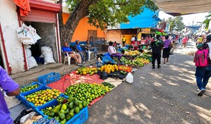 Mercado de Barahona sigue entre insalubridad y desorden; comerciantes reclaman nueva plaza