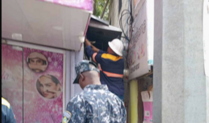 Detienen a dos t&eacute;cnicos de Edeeste por realizar una conexi&oacute;n el&eacute;ctrica irregular en San Pedro