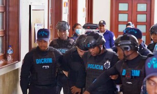 Parientes golpean a hombre imputado de matar a Loyca Alvarado Adames
