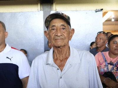 Gobierno entrega títulos de propiedad en El Almirante