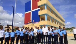 El Gobierno inaugura escuela de 21 aulas para 750 estudiantes en Cancino Adentro, SDE