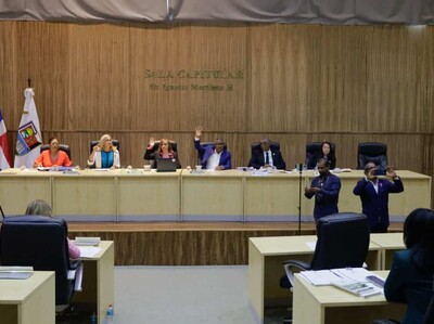 Insultos y reclamos en sesión de regidores en Santo Domingo Este