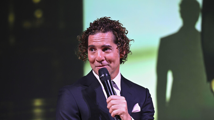 David Bisbal lanza nuevo disco Eternos como homenaje al pop rom&aacute;ntico