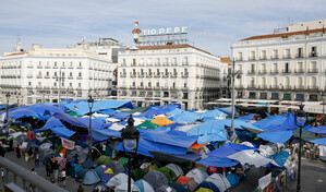 La presidenta de Madrid recurre a la Justicia para intentar desalojar la acampada de Sol
