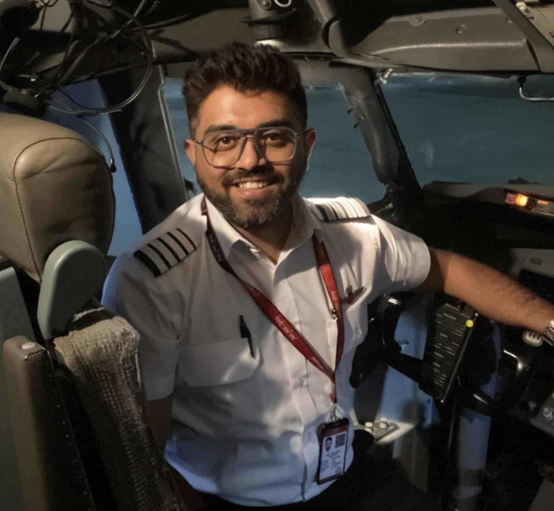 Fotografía difundida en la cuenta en X @IsraelMFA del ministerio de Exteriores de Israel del piloto indio identificado como Smit Machchhar, que resultó herido durante un incidente de seguridad en un avión de la compañía Flydubai que cubría la ruta entre Dubái y Tel Aviv.