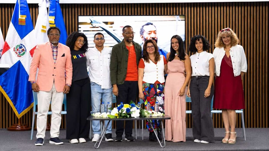 La Familia Espejo inicia su segunda temporada en la Feria Internacional del Libro La Familia Espejo inicia su segunda temporada en la Feria Internacional del Libro