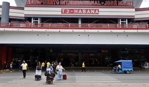 Sin combustible y con menos vuelos, pero a Cuba a&uacute;n llegan aviones para aliviar la escasez