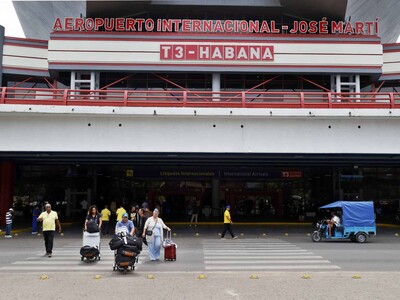 Sin combustible y con menos vuelos, pero a Cuba aún llegan aviones