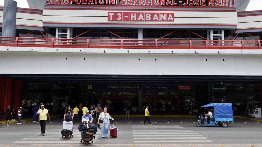 Sin combustible y con menos vuelos, pero a Cuba aún llegan aviones para aliviar la escasez Sin combustible y con menos vuelos, pero a Cuba aún llegan aviones para aliviar la escasez