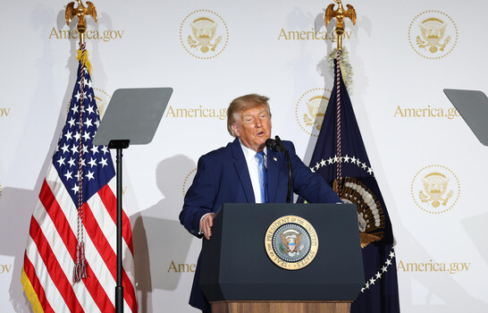 Nuevo chatbot del gobierno de EE. UU. contradice a Trump y luego modera sus respuestas
