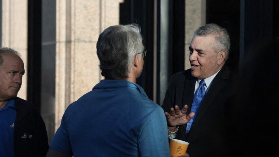 Condenan a 10 años de prisión a un excongresista de EE. UU. por cabildeo secreto para Maduro
