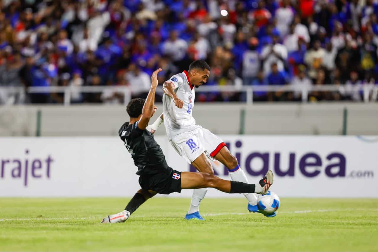 Dos jugadores se disputan el bal&oacute;n.
