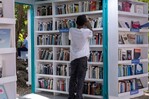 Ni&ntilde;os y universitarios buscan libros en el &uacute;ltimo fin de semana de la Feria del Libro