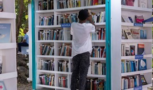 Ni&ntilde;os y universitarios buscan libros en el &uacute;ltimo fin de semana de la Feria del Libro