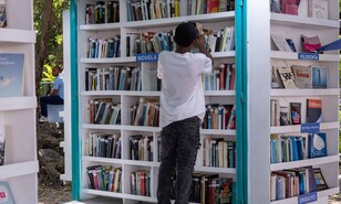 Ni&ntilde;os y universitarios buscan libros en el &uacute;ltimo fin de semana de la Feria del Libro