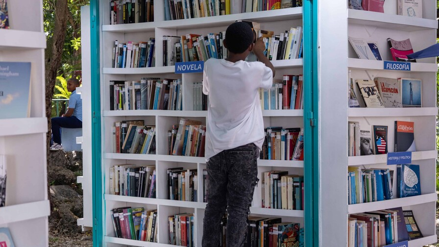 Niños y universitarios buscan libros en el último fin de semana de la Feria del Libro Niños y universitarios buscan libros en el último fin de semana de la Feria del Libro