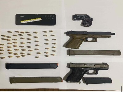 Policía arresta a dos hombres con registros policiales