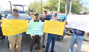 Tres a&ntilde;os sin cobrar: due&ntilde;os de tractores bloquean carretera en Montecristi