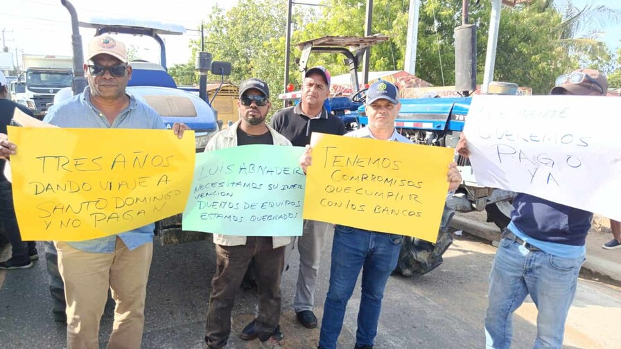 Tres años sin cobrar: dueños de tractores bloquean carretera en Montecristi Tres años sin cobrar: dueños de tractores bloquean carretera en Montecristi