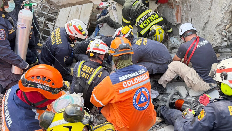 Rescatan a una mujer atrapada en edificio que colapsó en la ciudad colombiana de Pereira