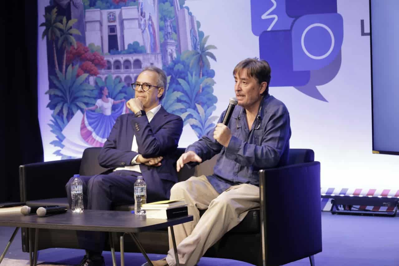 El poeta dominicano Jos&eacute; M&aacute;rmol y el escritor espa&ntilde;ol y director del Instituto Cervantes, Luis Garc&iacute;a Montero.