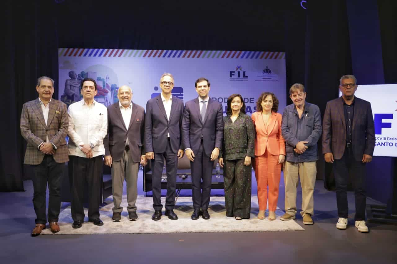 El viceministro de Identidad Cultural y Ciudadan&iacute;a, Pastor de Moya; el embajador dominicano Tony Raful; el poeta dominicano Marino Berig&uuml;ete;  el autor homenajeado feria del libro, Jos&eacute; M&aacute;rmol; el  ministro de Cultura, Roberto &Aacute;ngel Salcedo; la esposa Jos&eacute; M&aacute;rmol, Soraya Lara; el embajadora de Espa&ntilde;a en la Rep&uacute;blica Dominicana, Lorea Arribalzaga Ceballos; el director del Instituto Cervantes, Luis Garc&iacute;a Montero; el director de Ferias del Libro, Nan Chevalier.