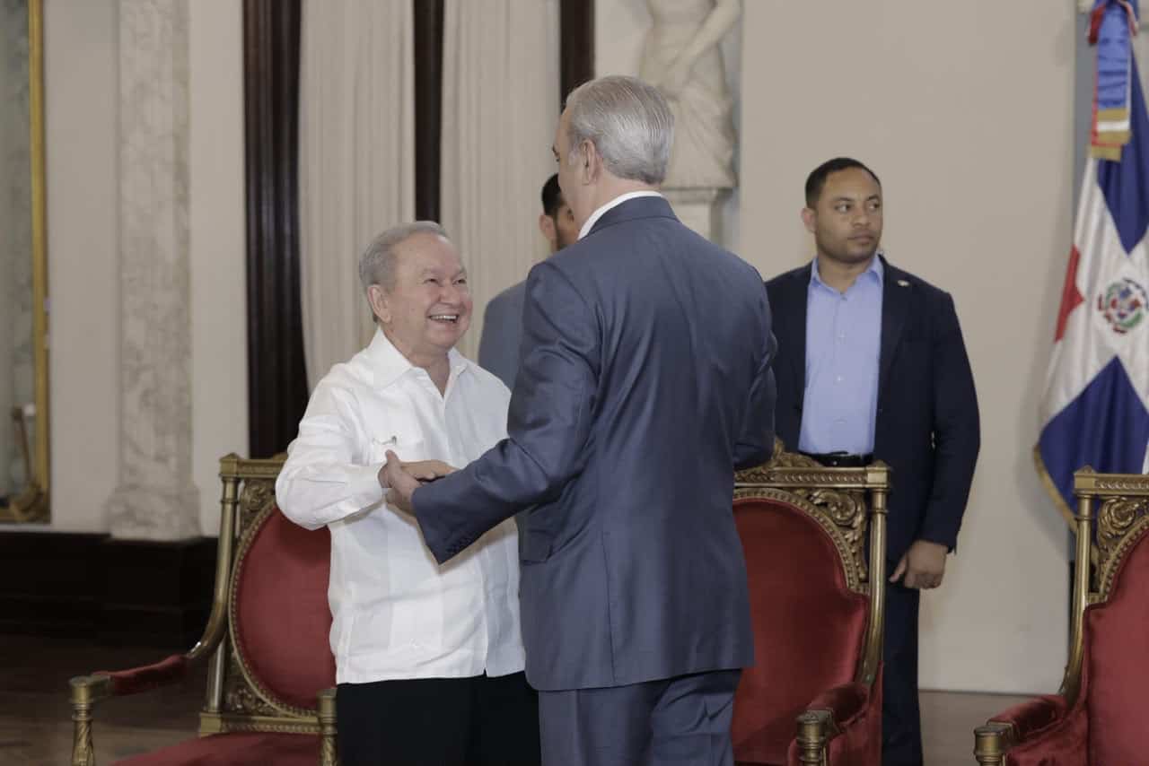 El presidente Luis Abinader saluda a Ellis P&eacute;rez durante la ceremonia en la que el veterano comunicador recibi&oacute; el Premio Adulto Mayor del A&ntilde;o 2026.