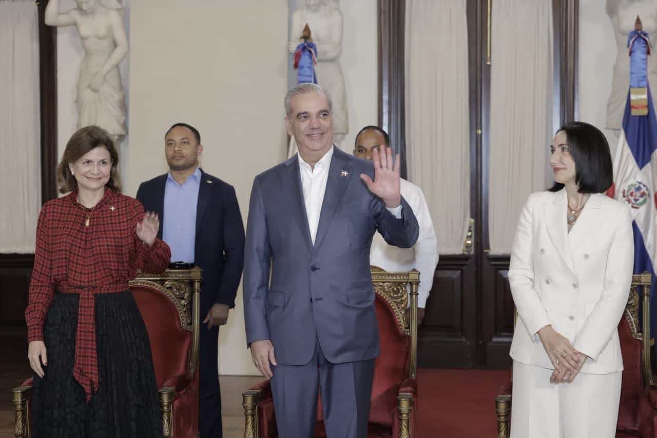 La vicepresidenta Raquel Pe&ntilde;a, el presidente Luis Abinader y la primera dama Raquel Arbaje participan en la ceremonia de los premios Adulto Mayor del A&ntilde;o 2026.