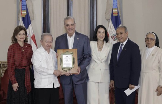 Ellis P&eacute;rez y hogar de ancianos de Hig&uuml;ey reciben premios del Adulto Mayor