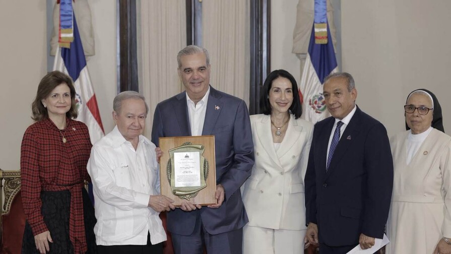 Ellis P&eacute;rez y hogar de ancianos de Hig&uuml;ey reciben premios del Adulto Mayor