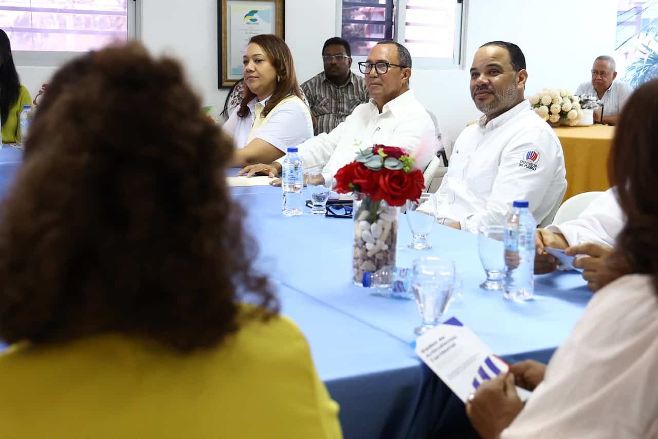 Conversatorio del defensor del Pueblo, Pablo Ulloa, con representantes de La Romana.