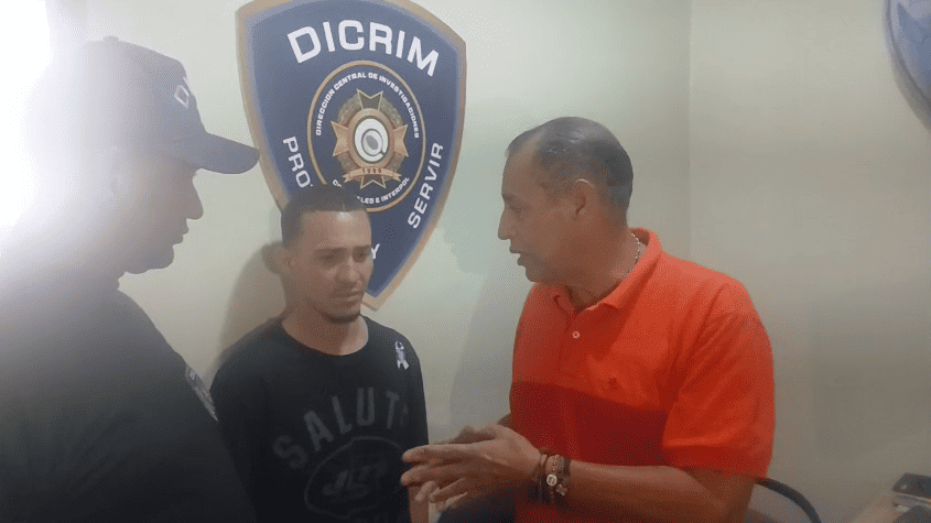 Joven se entrega en Moca tras ser señalado por supuesto intento de atraco a banca de lotería Joven se entrega en Moca tras ser señalado por supuesto intento de atraco a banca de lotería
