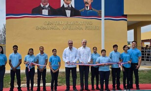 El Gobierno inaugura dos planteles escolares en J&aacute;nico