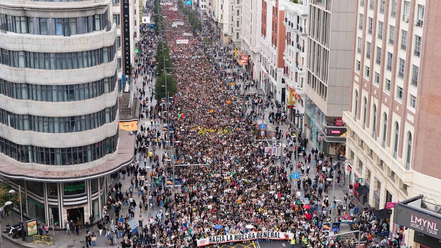 Miles se movilizan en Madrid y Valencia por la crisis de vivienda en España Miles se movilizan en Madrid y Valencia por la crisis de vivienda en España
