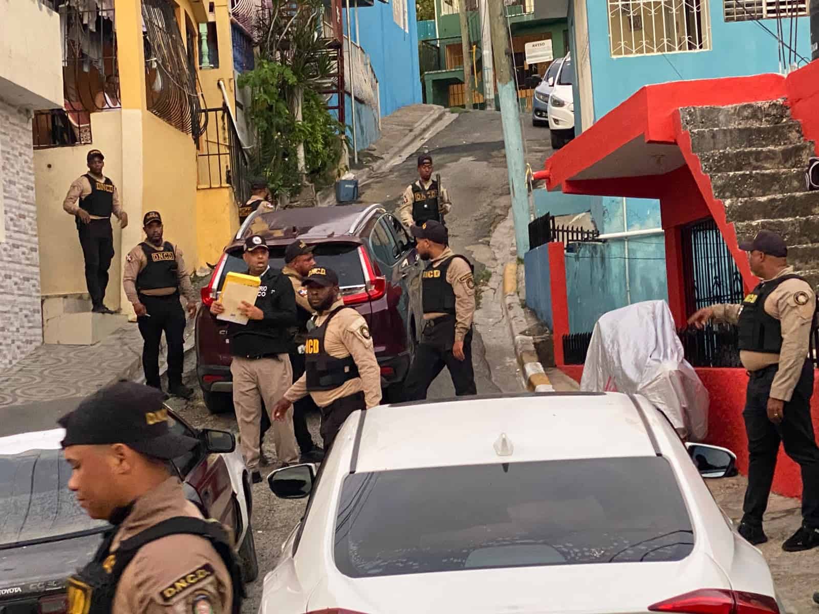 Agentes de la DNCD al momento de la detención.