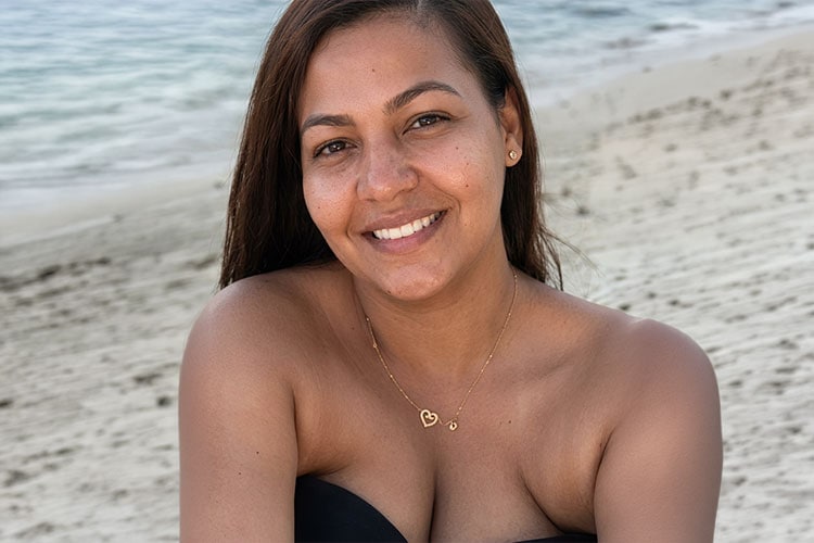 Tenía 35 años. Trabajaba como secretaria en un dealer propiedad del feminicida, padre de su hijo de siete años. El hombre utilizó un arma de fuego para quitarle la vida. Residentes en Santo Domingo, donde estaba ubicado el negocio, habían viajado a Nagua para visitar a familiares de ella. El feminicida se entregó a la policía. Ocurrió el <strong>12 de julio</strong> en Las Gordas, Nagua, provincia María Trinidad Sánchez.