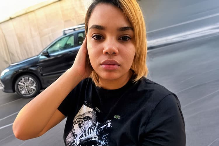 Tenía 24 años. La mató de un balazo su expareja, padre de sus tres hijos, con quien convivió durante 11 años. Un caso más de unión temprana entre una menor y un adulto, considerado violación por las leyes dominicanas. El feminicida se disparó a la cabeza y murió días después. De acuerdo con familiares de la víctima, la separación sobrevino a causa de los malos tratos que recibía. Sintiéndose amenazada, horas antes de su asesinato solicitó una orden de alejamiento. Frente a la evidencia de que la mataría, la joven intentó vanamente huir de su agresor. Ocurrió el<strong> 27 de julio </strong>en el sector Aguas Vivas, en el municipio de Las Guáranas, provincia Duarte.