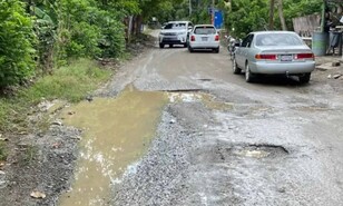 Comunitarios en Jimayaco reparan por su cuenta carretera y denuncian abandono de obra