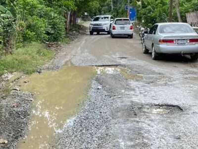 Continúan arreglo de carretera en Jimayaco tras años de espera