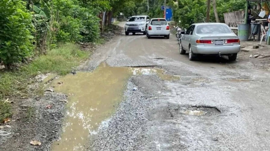 Comunitarios en Jimayaco reparan por su cuenta carretera y denuncian abandono de obra Comunitarios en Jimayaco reparan por su cuenta carretera y denuncian abandono de obra