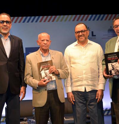 Libro de Antoliano Peralta se coloca entre los m&aacute;s vendidos de la Feria del Libro