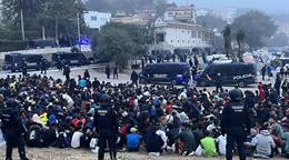 Desalojan migrantes de gran asentamiento en Ceuta antes de visita de los reyes de Espa&ntilde;a