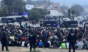 Desalojan migrantes de gran asentamiento en Ceuta antes de visita de los reyes de España