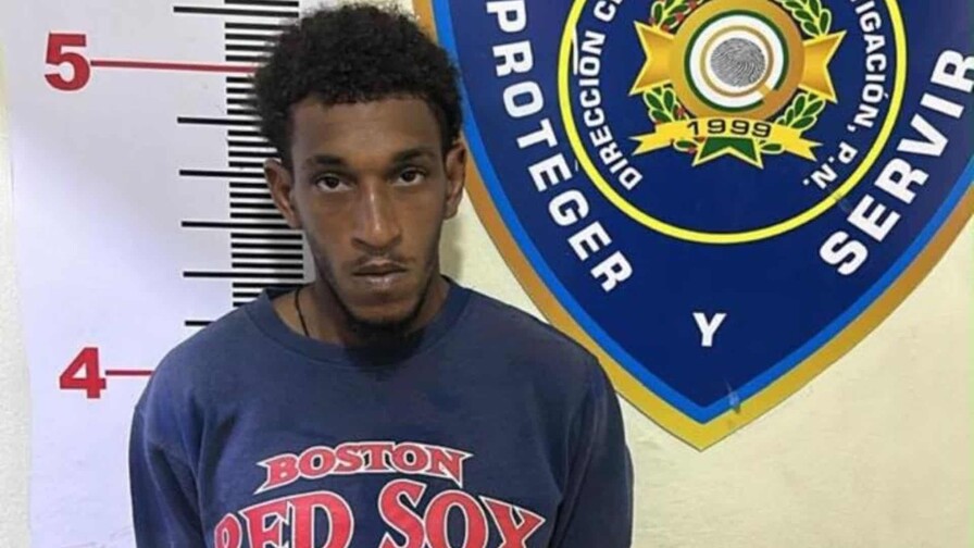 Hombre buscado por robo agravado se entrega a la Polic&iacute;a en La Vega