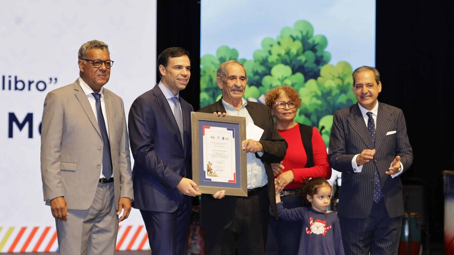 Roberto Ángel Salcedo destaca aumento en ventas de libros y anuncia una FILSD 2027 más extensa Roberto Ángel Salcedo destaca aumento en ventas de libros y anuncia una FILSD 2027 más extensa
