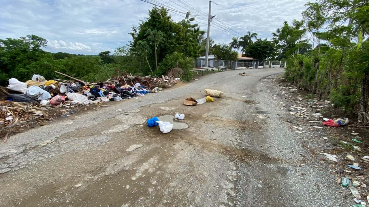 Basura y hoyos se observan en distintos puntos de la deteriorada vía de Jimayaco.<br><br>